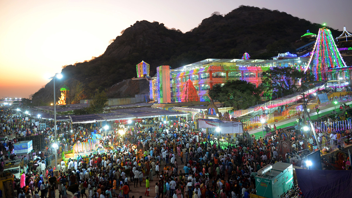 Huge Crowd of Devotees During Maha Shivratri At Guntur - Sakshi1