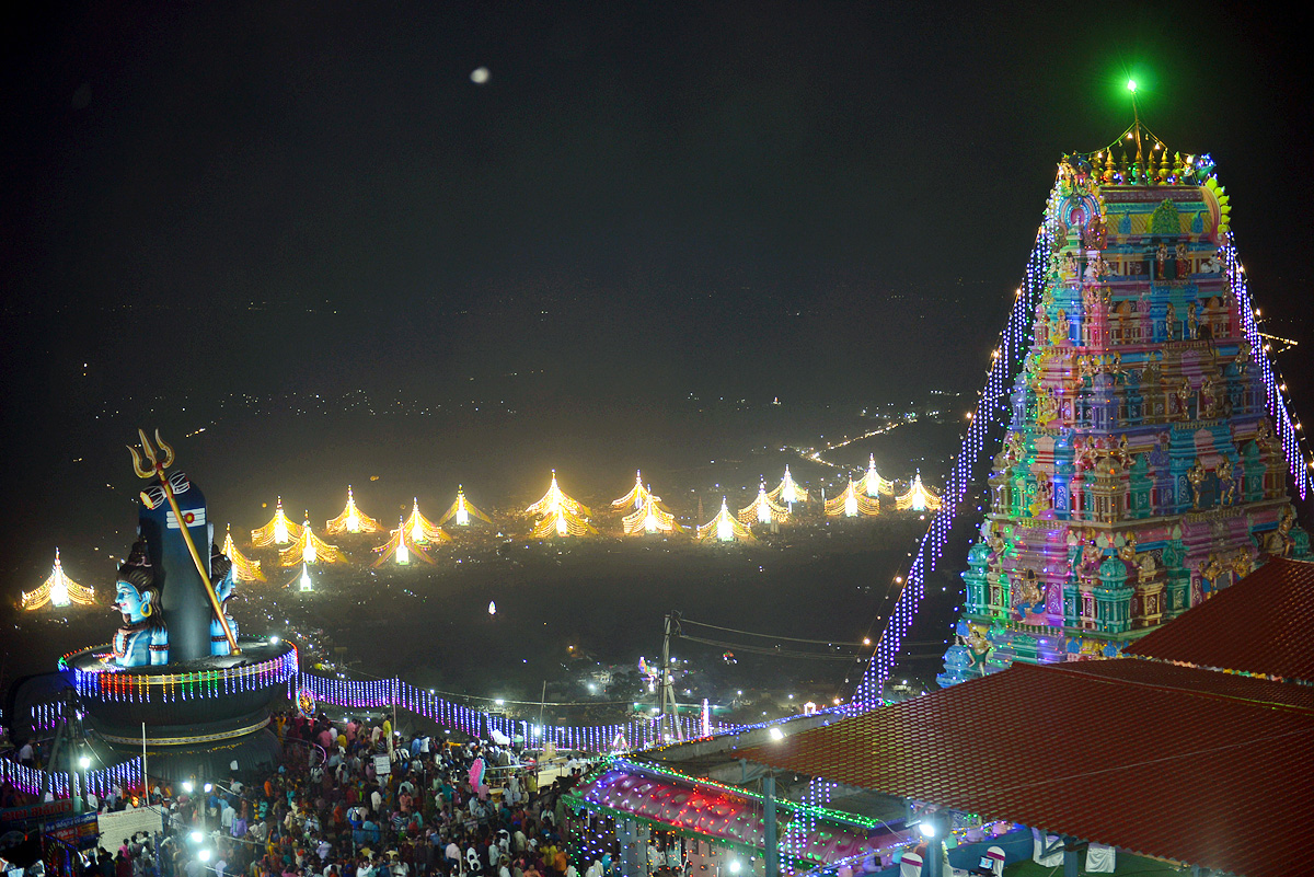 Huge Crowd of Devotees During Maha Shivratri At Guntur - Sakshi7