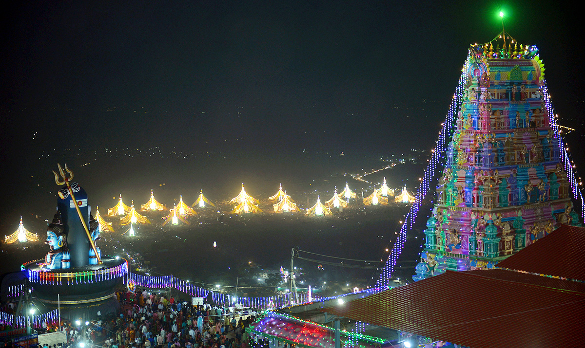 Huge Crowd of Devotees During Maha Shivratri At Guntur - Sakshi8