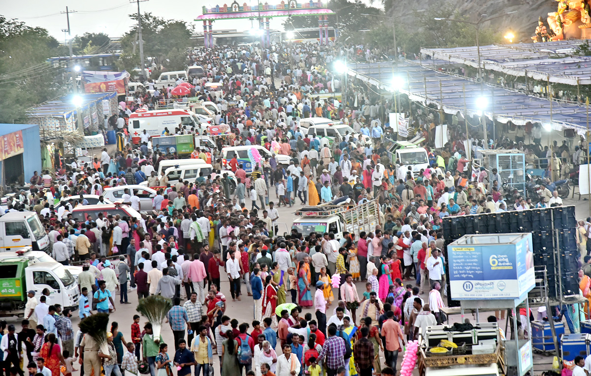 Huge Crowd of Devotees During Maha Shivratri At Guntur - Sakshi9