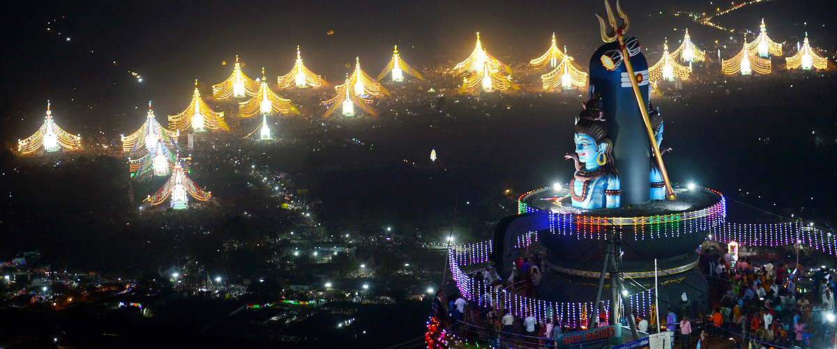 Huge Crowd of Devotees During Maha Shivratri At Guntur - Sakshi11