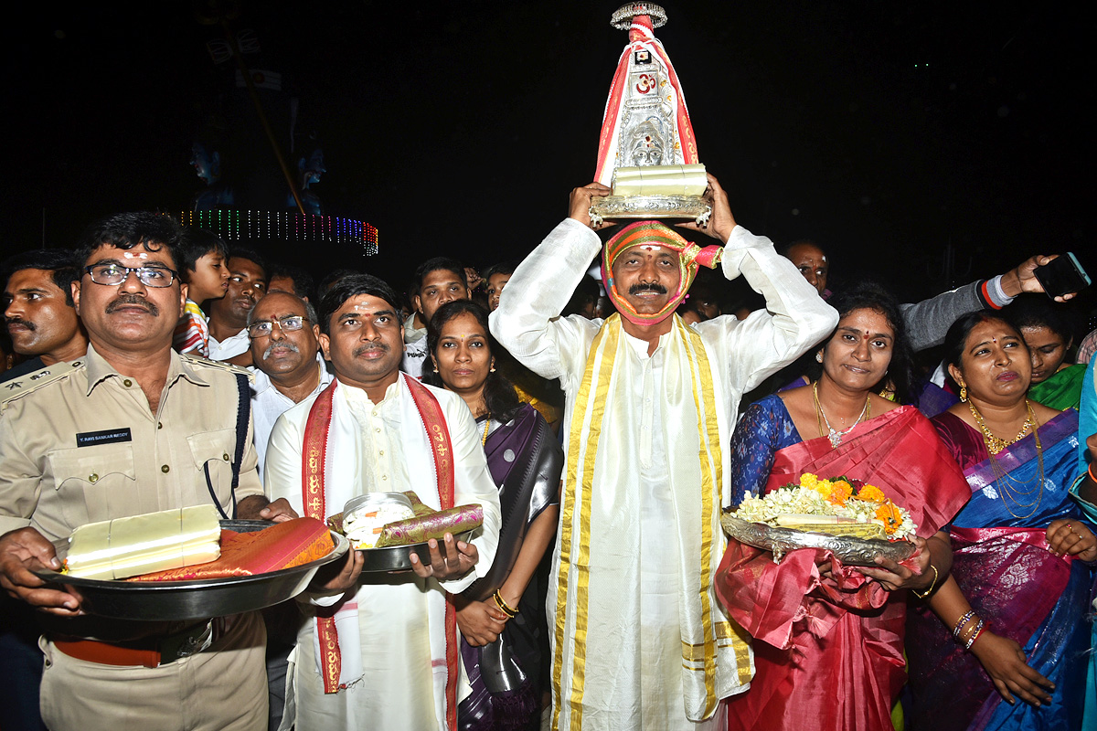 Huge Crowd of Devotees During Maha Shivratri At Guntur - Sakshi13