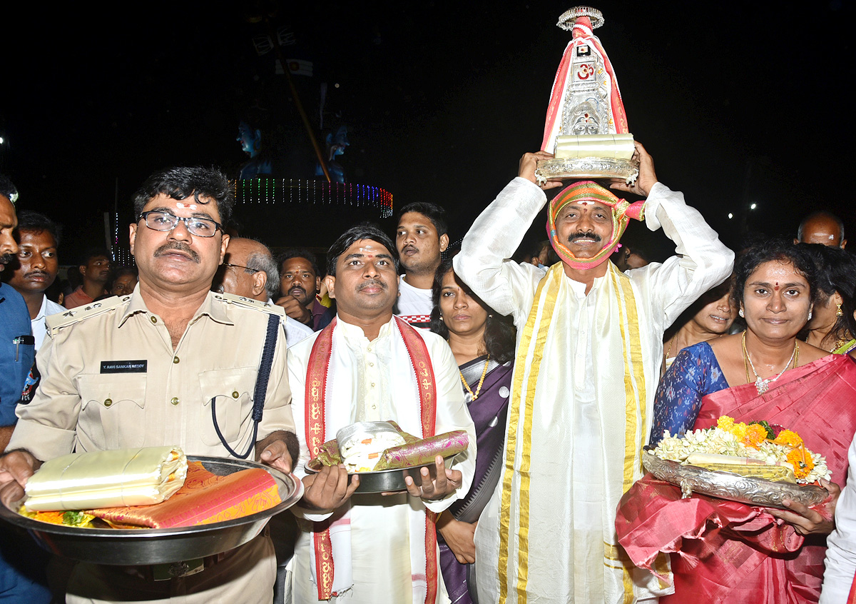 Huge Crowd of Devotees During Maha Shivratri At Guntur - Sakshi14