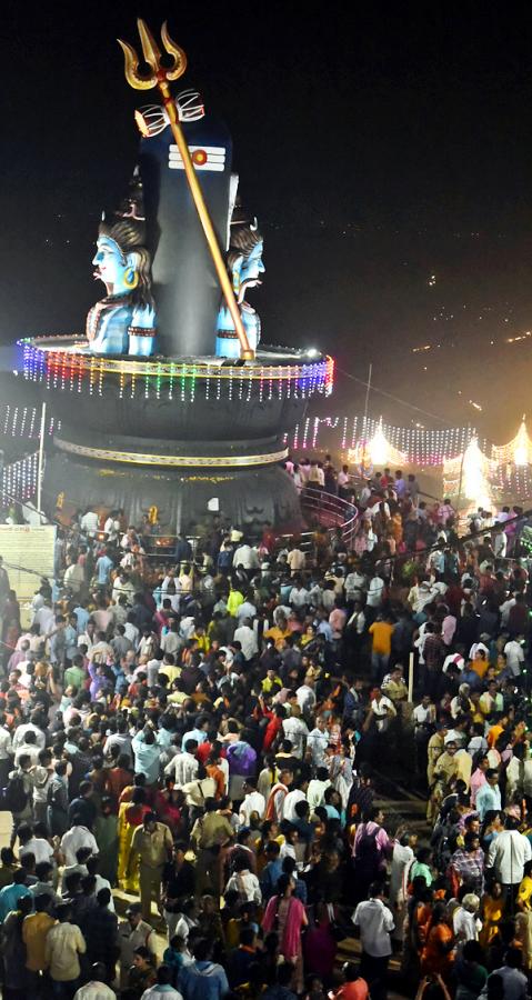 Huge Crowd of Devotees During Maha Shivratri At Guntur - Sakshi17