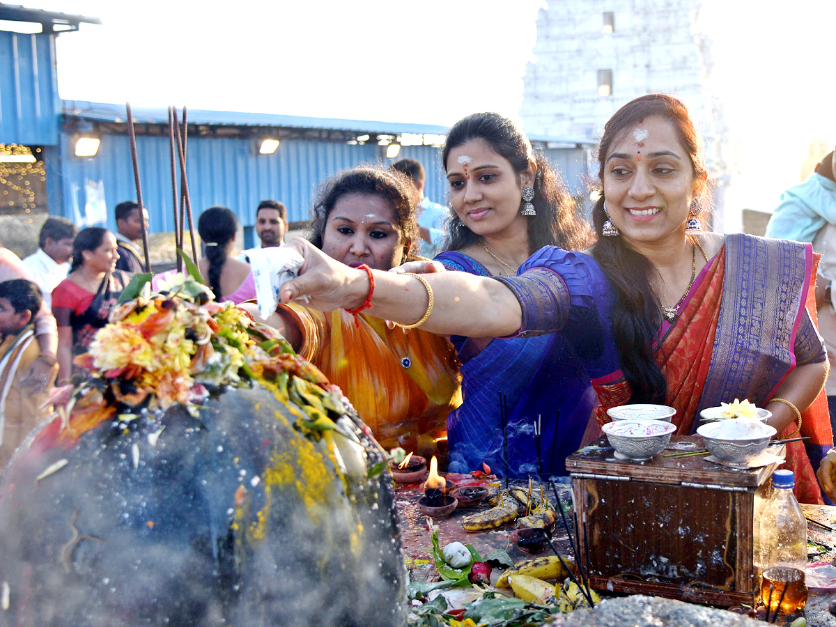 Keesaragutta Ramalingeswara Swamy Temple Mahashivratri Celebrations - Sakshi1