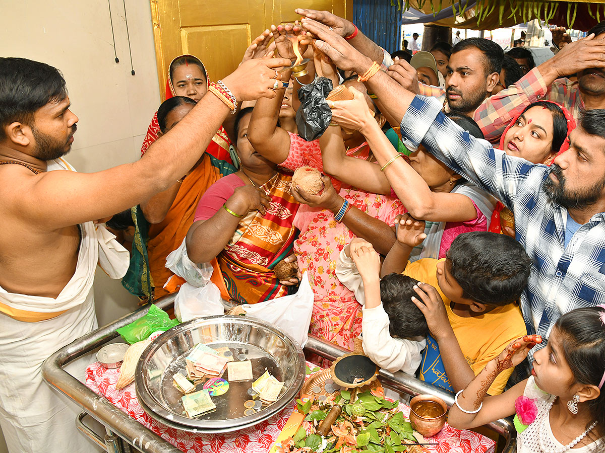 Mahashivratri 2023 Celebrations Telugu states - Sakshi3