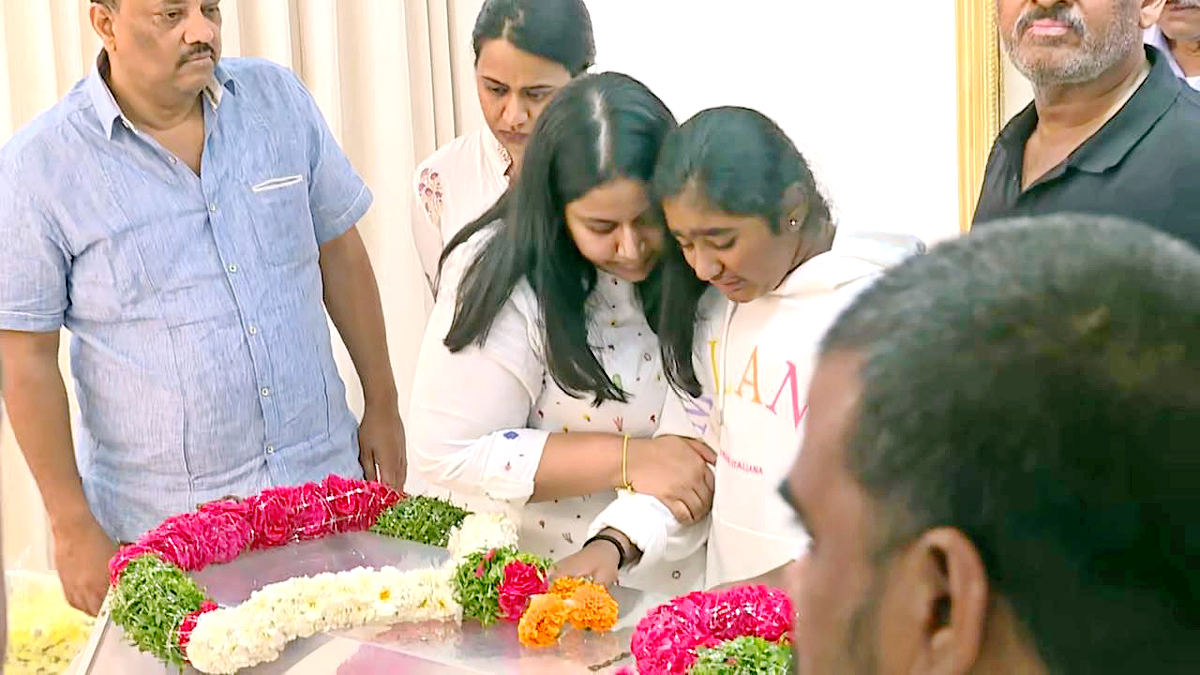 Nandamuri Taraka Ratna Death: Family Members Mourning At The Dead Body, Photos - Sakshi16