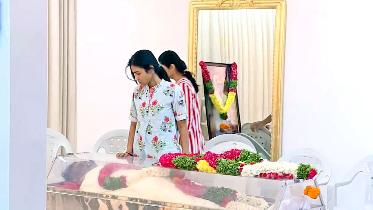 Nandamuri Taraka Ratna Death: Family Members Mourning At The Dead Body, Photos - Sakshi19