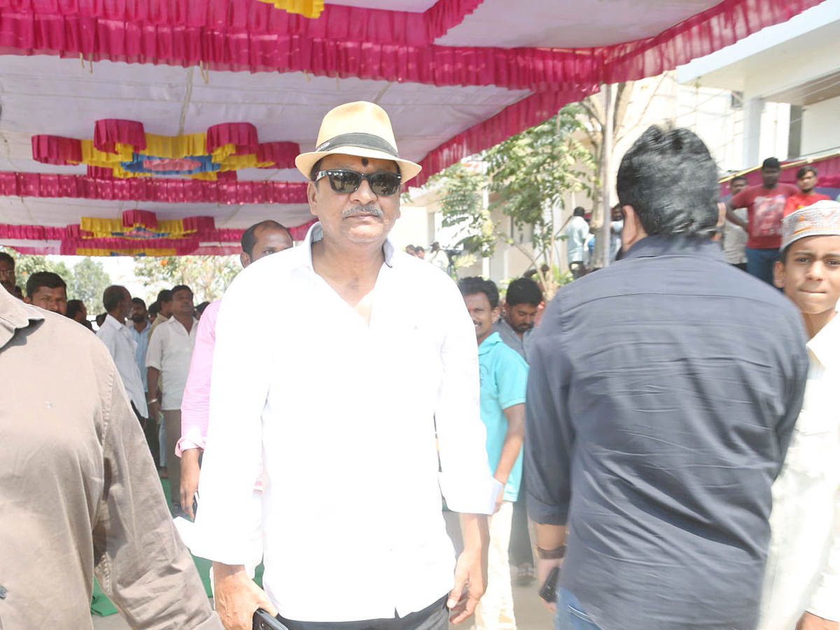 Stars politicians pay last respects to Taraka Ratna Photos - Sakshi3