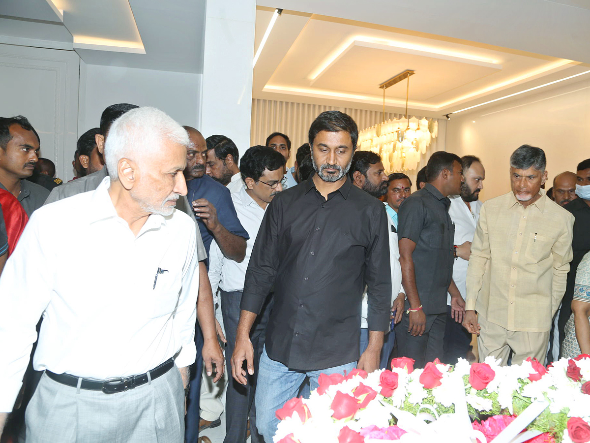 Stars politicians pay last respects to Taraka Ratna Photos - Sakshi23