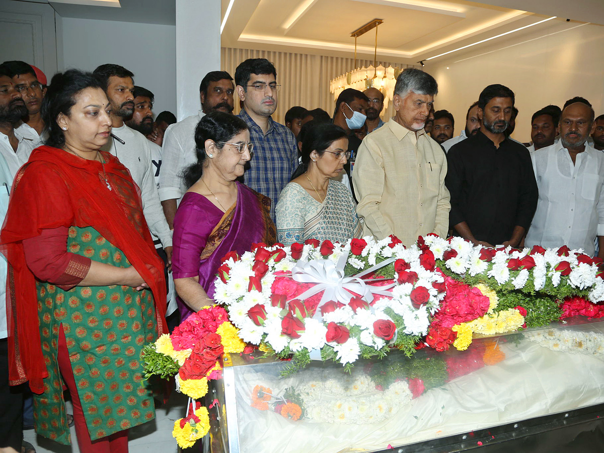 Stars politicians pay last respects to Taraka Ratna Photos - Sakshi27