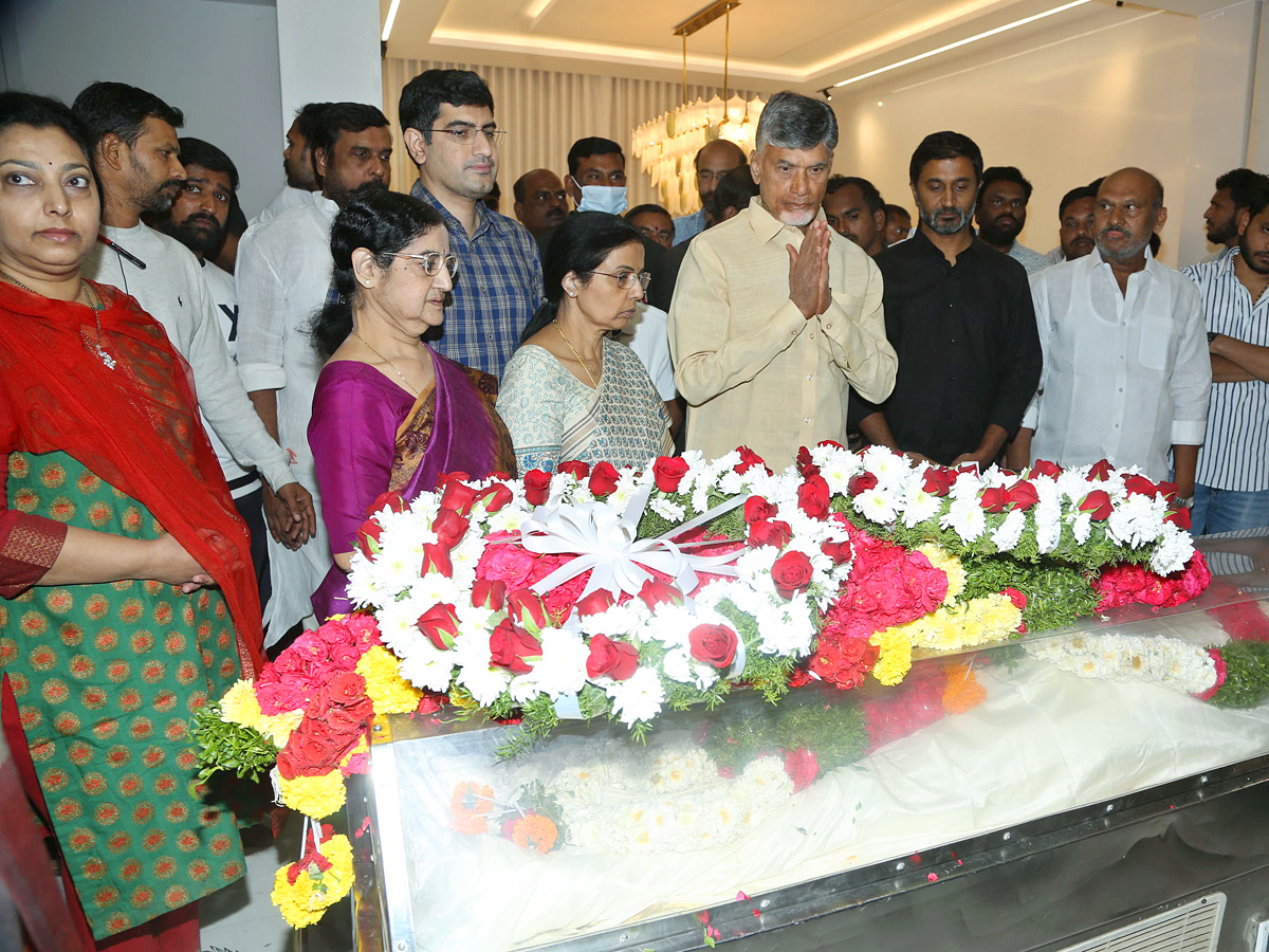 Stars politicians pay last respects to Taraka Ratna Photos - Sakshi28