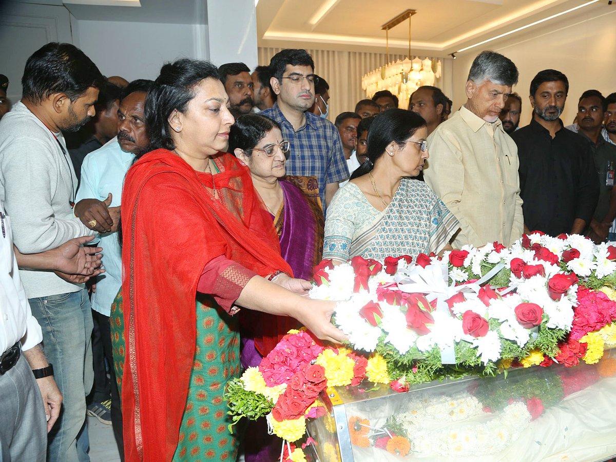 Stars politicians pay last respects to Taraka Ratna Photos - Sakshi29