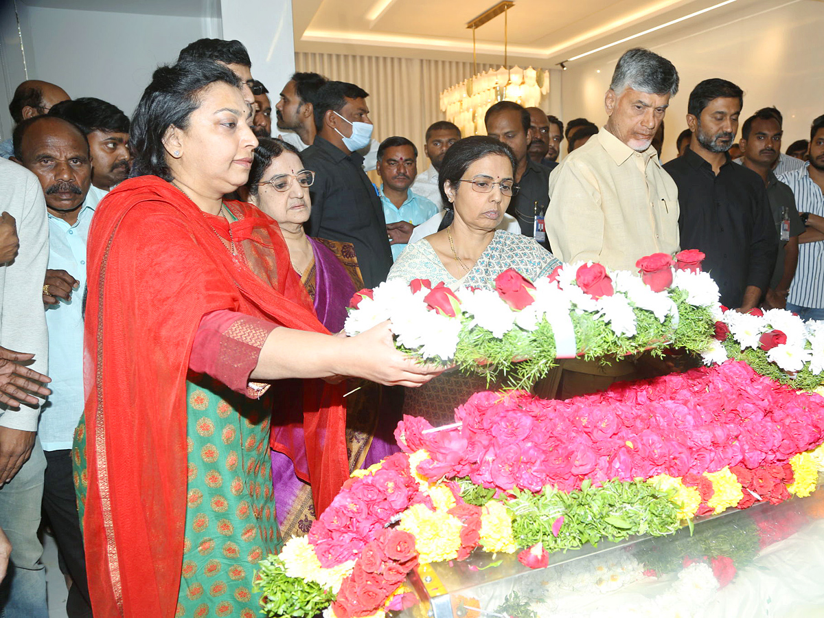 Stars politicians pay last respects to Taraka Ratna Photos - Sakshi30