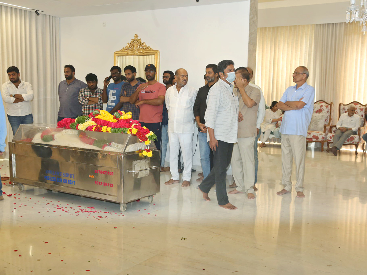 Stars politicians pay last respects to Taraka Ratna Photos - Sakshi6