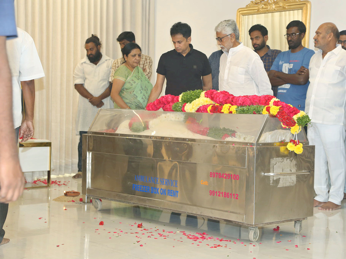 Stars politicians pay last respects to Taraka Ratna Photos - Sakshi12