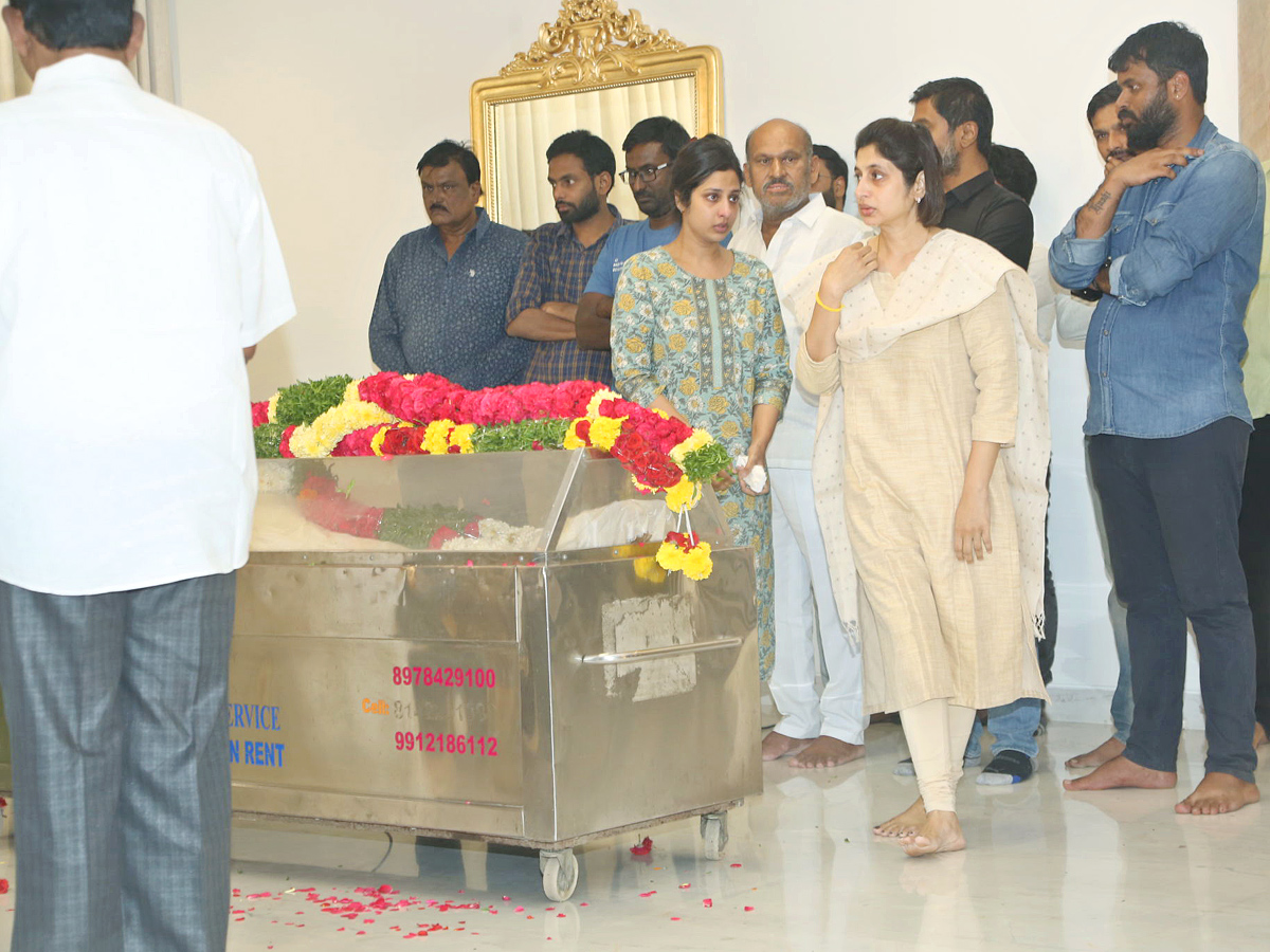 Stars politicians pay last respects to Taraka Ratna Photos - Sakshi13