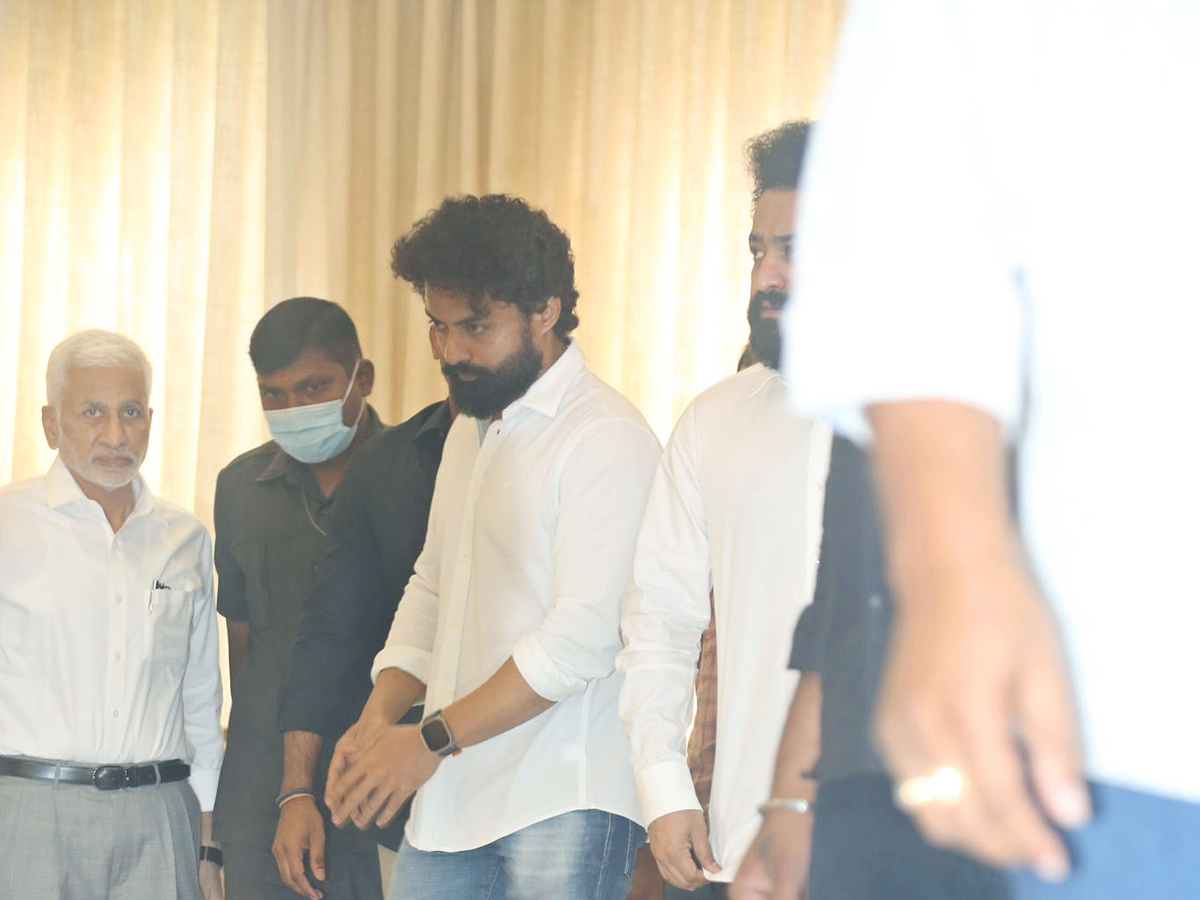 Stars politicians pay last respects to Taraka Ratna Photos - Sakshi14