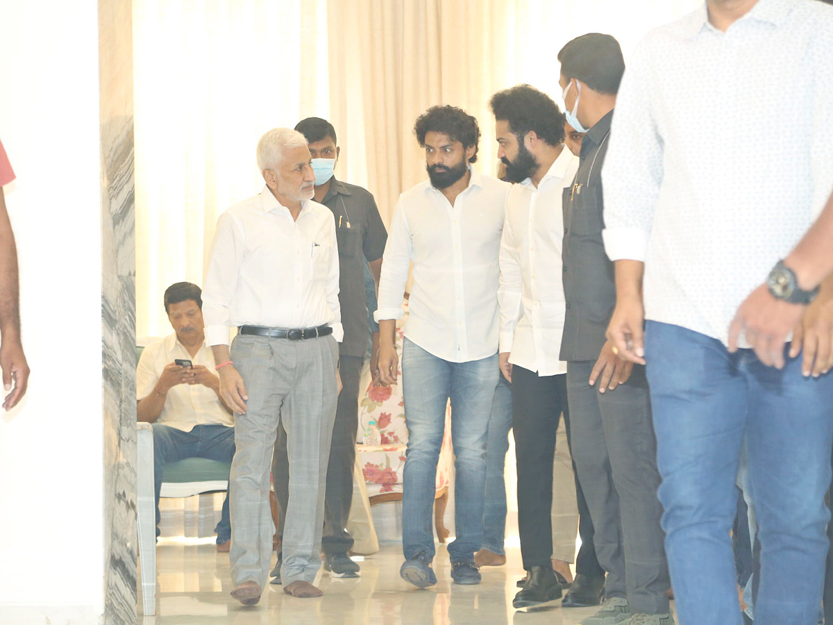 Stars politicians pay last respects to Taraka Ratna Photos - Sakshi15