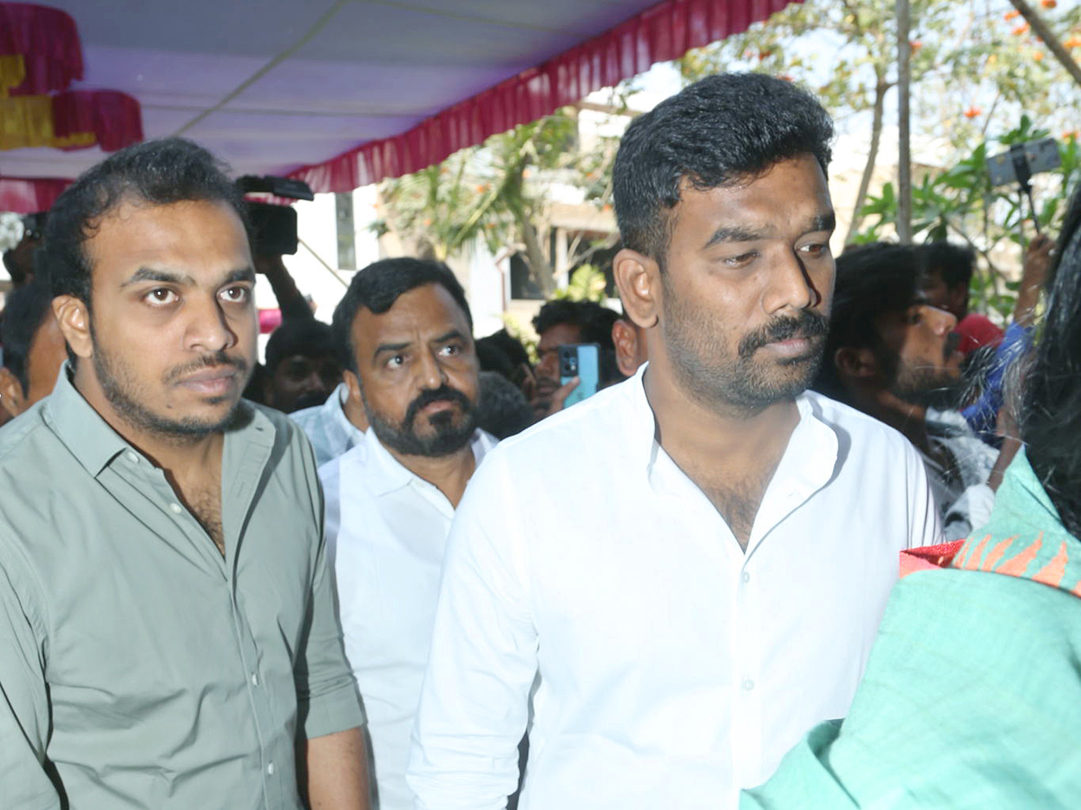 Stars politicians pay last respects to Taraka Ratna Photos - Sakshi19