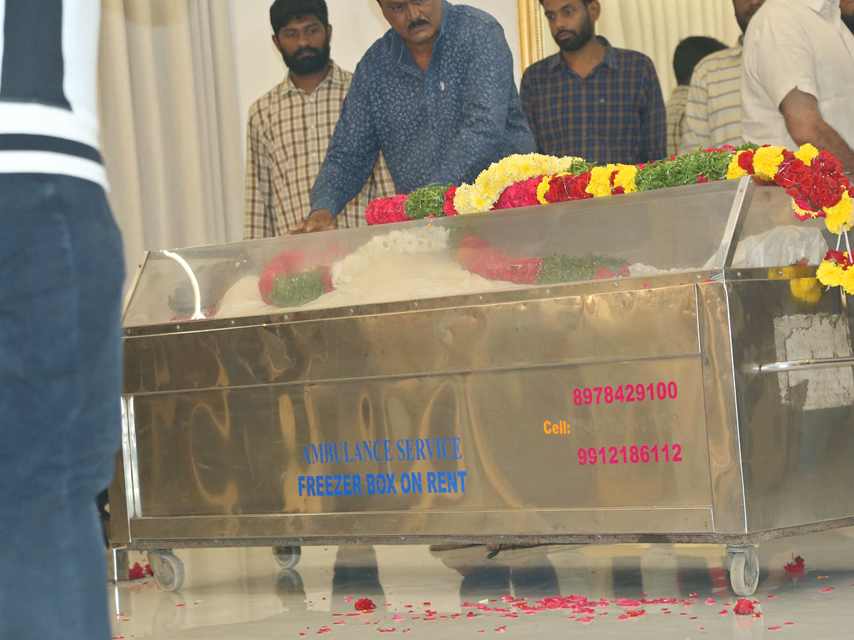 Stars politicians pay last respects to Taraka Ratna Photos - Sakshi17