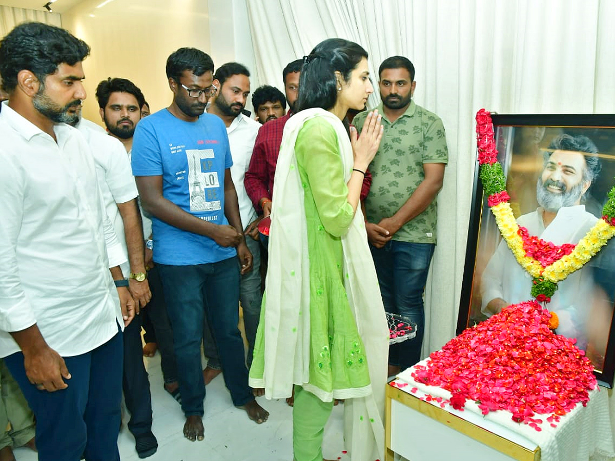 Stars politicians pay last respects to Taraka Ratna Photos - Sakshi35