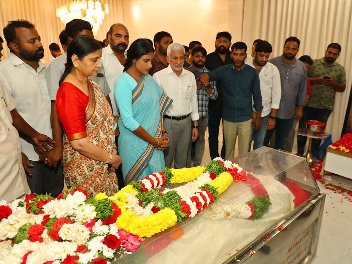 Stars politicians pay last respects to Taraka Ratna Photos - Sakshi36