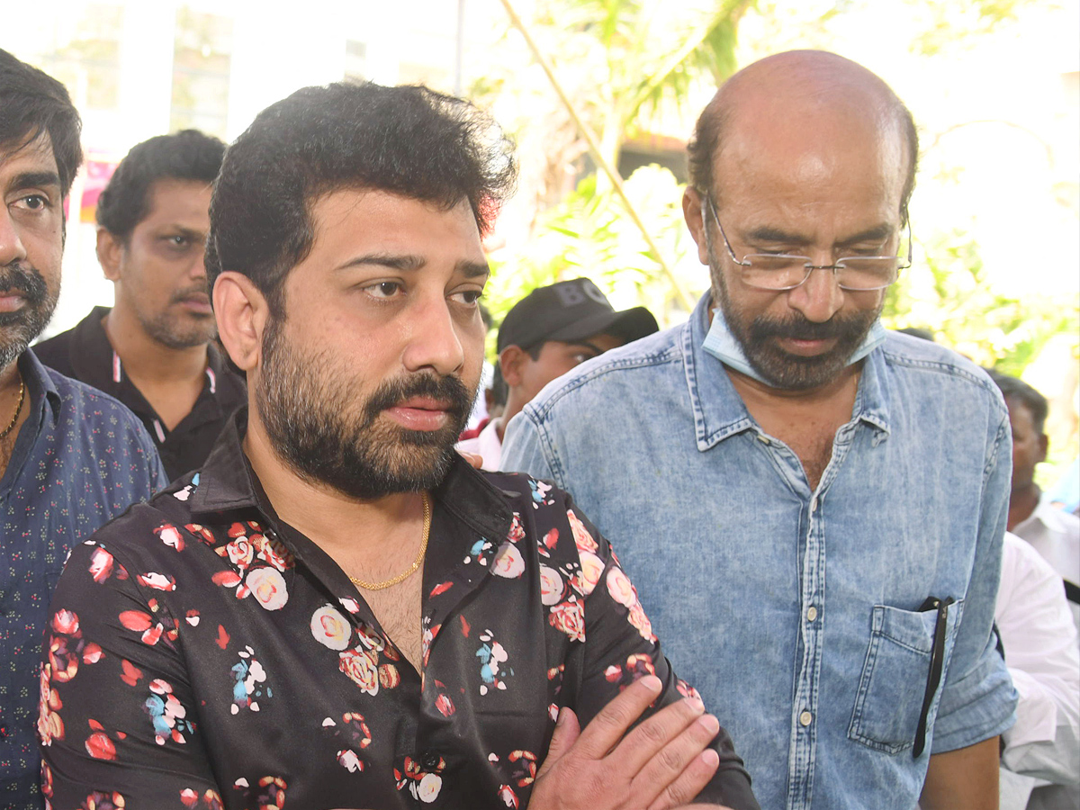 Stars politicians pay last respects to Taraka Ratna Photos - Sakshi38