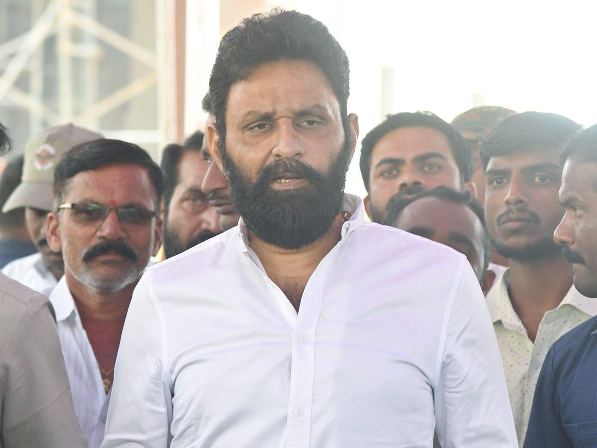 Stars politicians pay last respects to Taraka Ratna Photos - Sakshi39