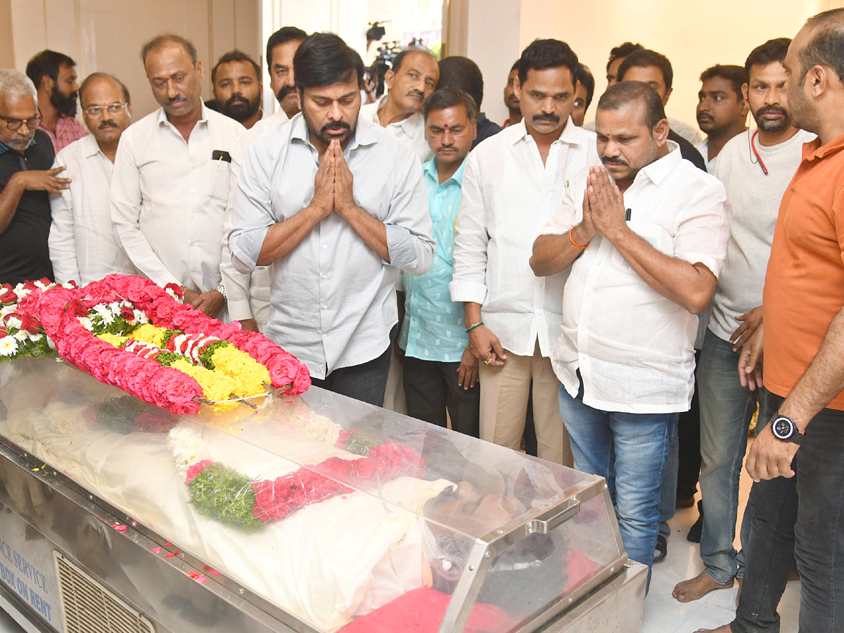 Stars politicians pay last respects to Taraka Ratna Photos - Sakshi41