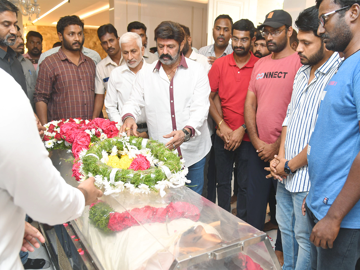 Stars politicians pay last respects to Taraka Ratna Photos - Sakshi44