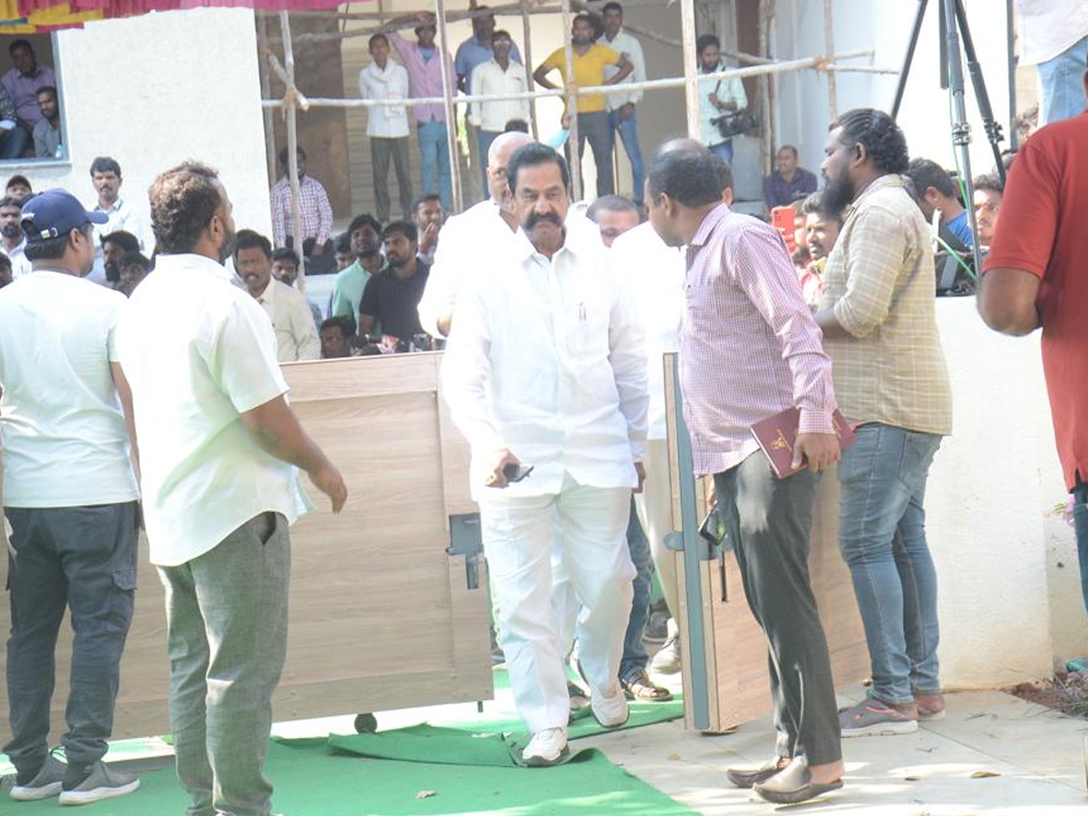 Stars politicians pay last respects to Taraka Ratna Photos - Sakshi47