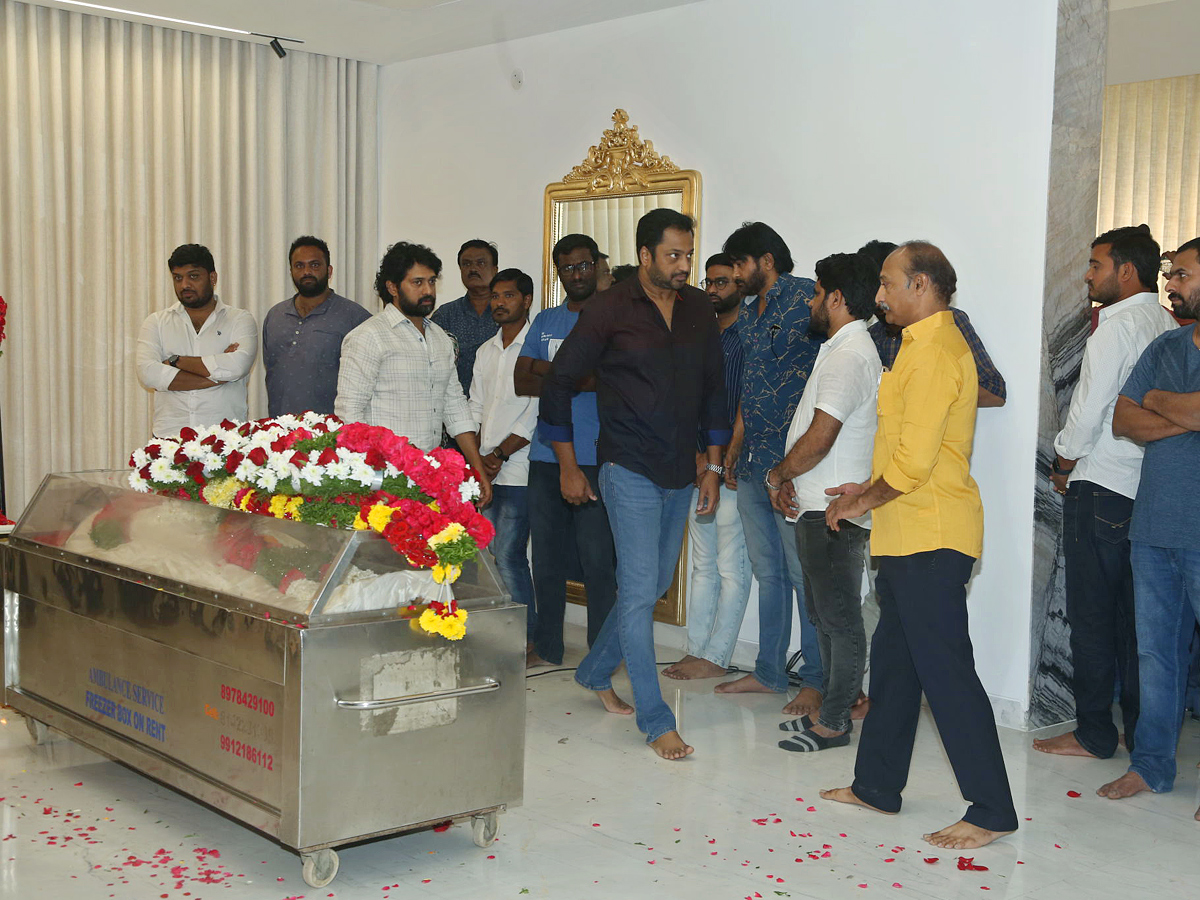 Stars politicians pay last respects to Taraka Ratna Photos - Sakshi5