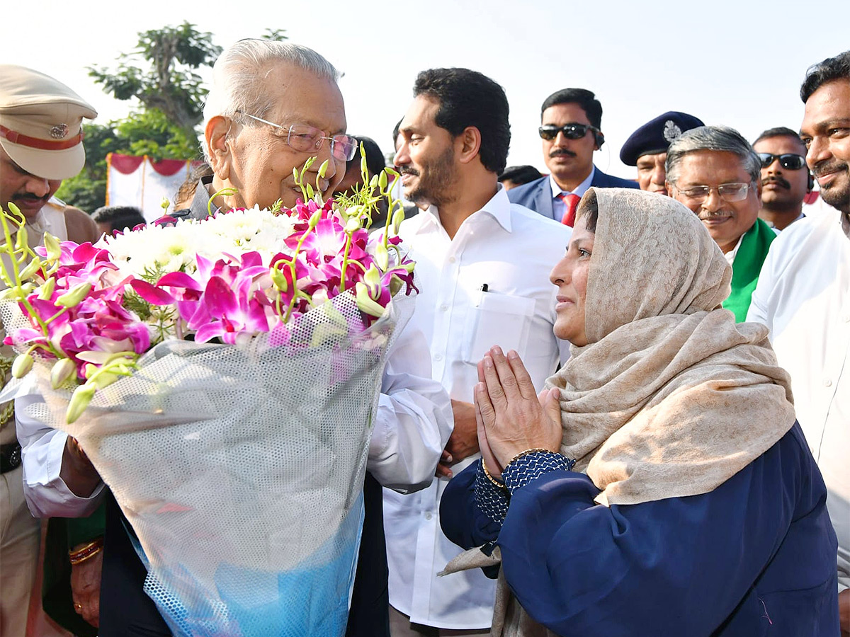 AP CM YS Jagan bids farewell to outgoing Governor Biswabhusan Photos - Sakshi10