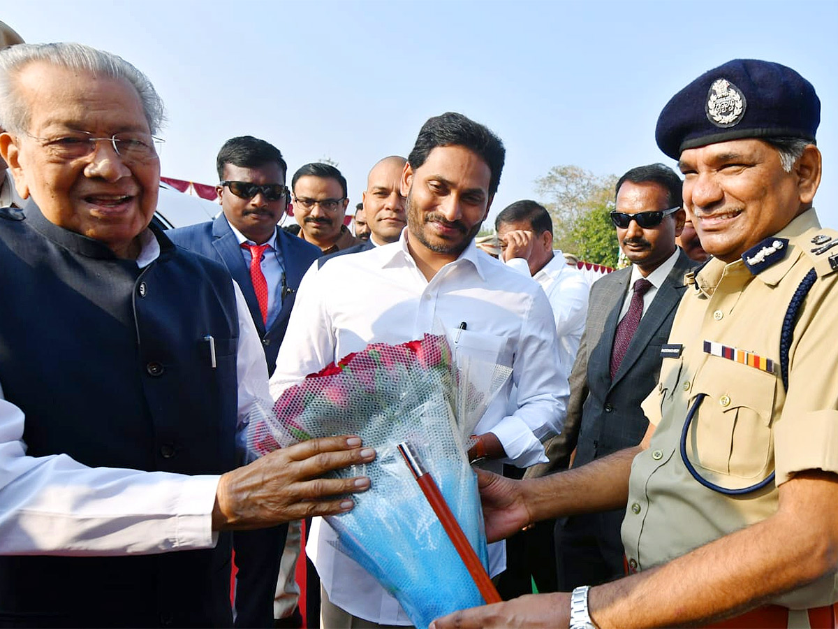 AP CM YS Jagan bids farewell to outgoing Governor Biswabhusan Photos - Sakshi11