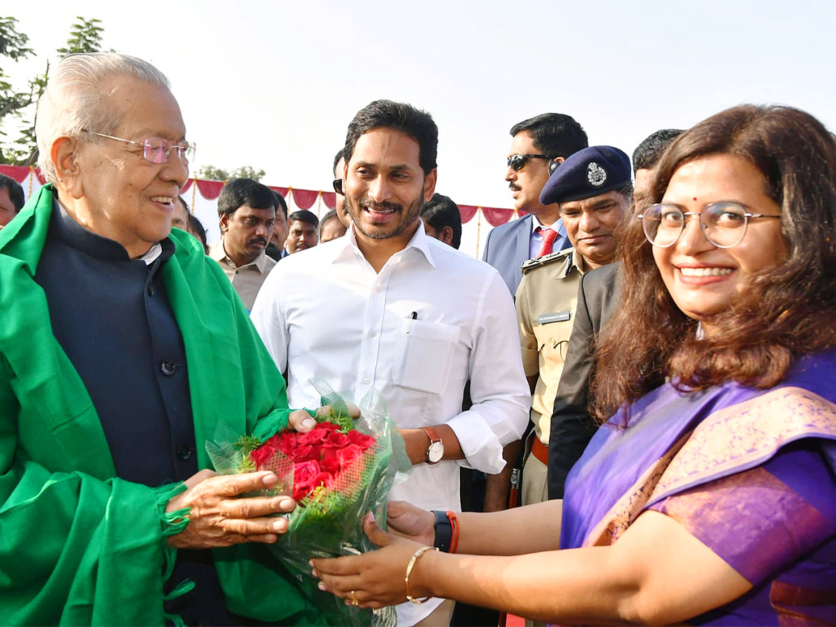 AP CM YS Jagan bids farewell to outgoing Governor Biswabhusan Photos - Sakshi12