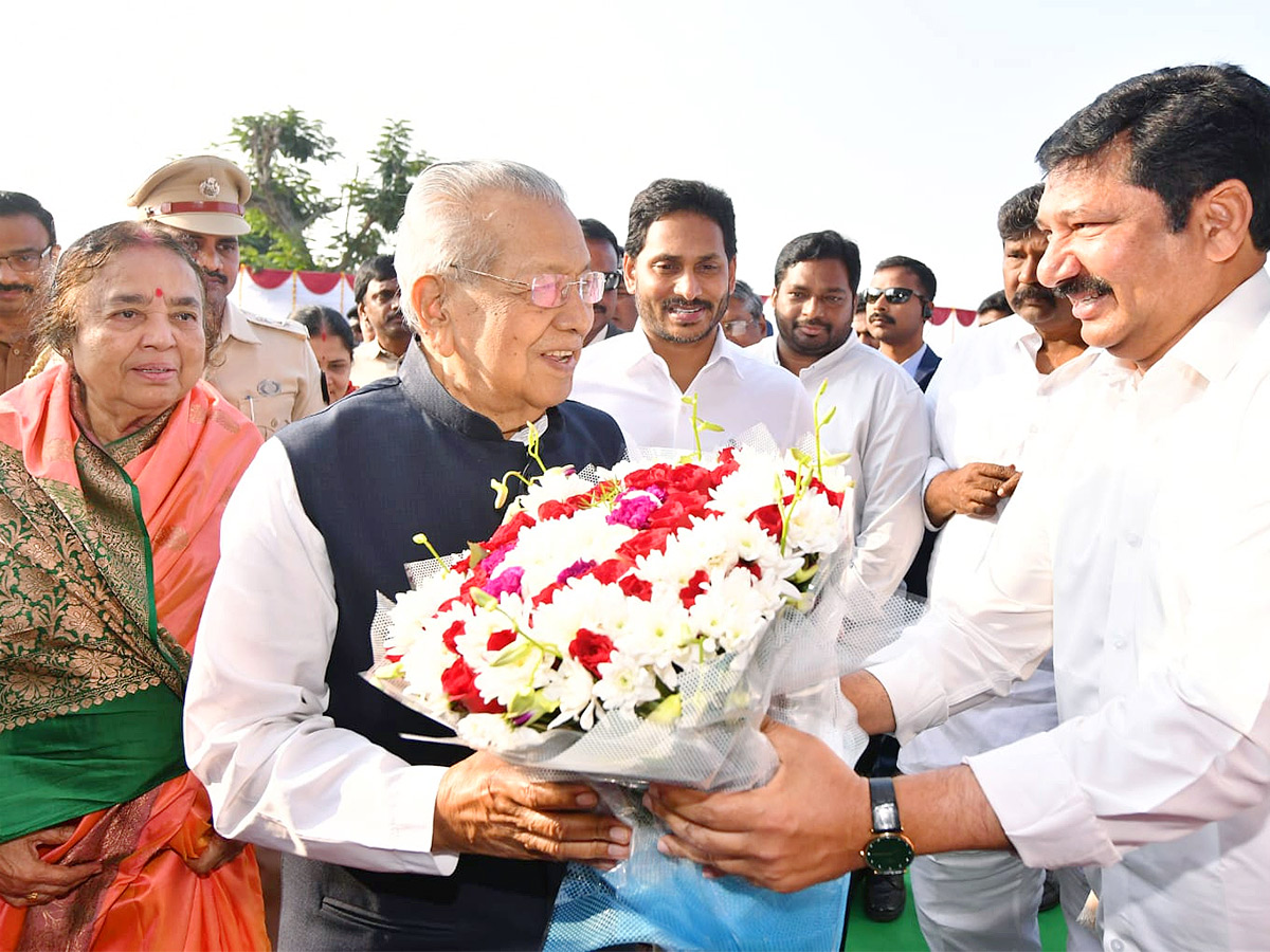 AP CM YS Jagan bids farewell to outgoing Governor Biswabhusan Photos - Sakshi13