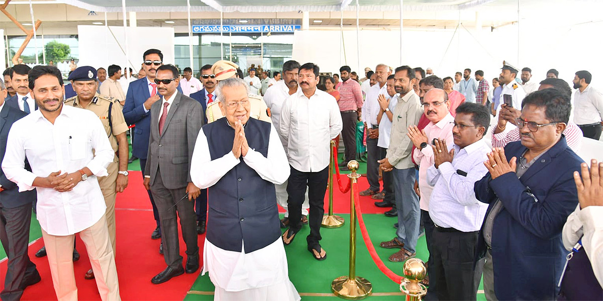 AP CM YS Jagan bids farewell to outgoing Governor Biswabhusan Photos - Sakshi14