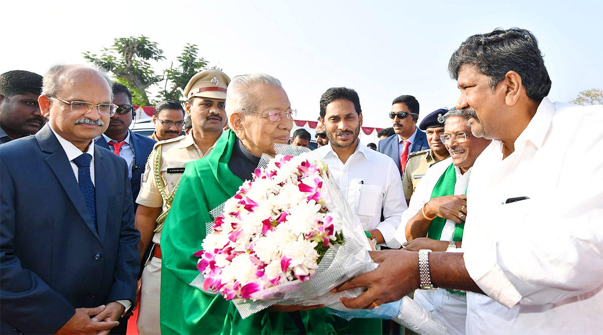 AP CM YS Jagan bids farewell to outgoing Governor Biswabhusan Photos - Sakshi15