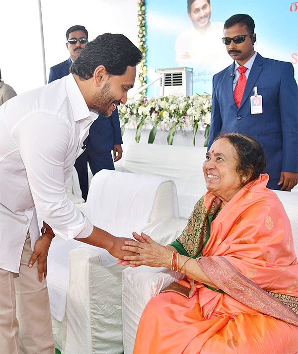 AP CM YS Jagan bids farewell to outgoing Governor Biswabhusan Photos - Sakshi18