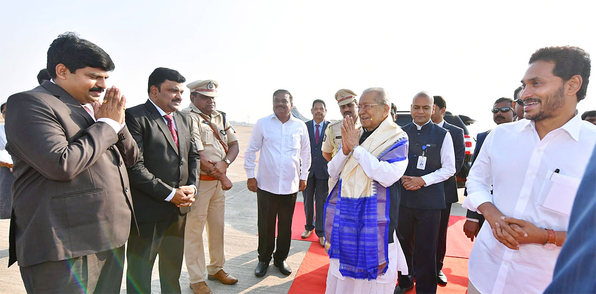 AP CM YS Jagan bids farewell to outgoing Governor Biswabhusan Photos - Sakshi20