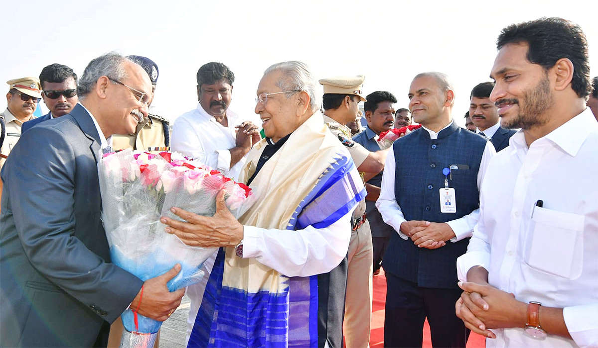 AP CM YS Jagan bids farewell to outgoing Governor Biswabhusan Photos - Sakshi22