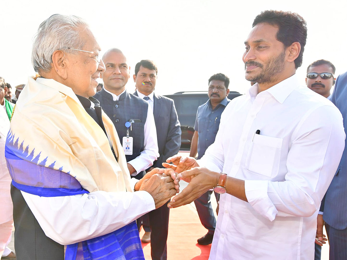 AP CM YS Jagan bids farewell to outgoing Governor Biswabhusan Photos - Sakshi3