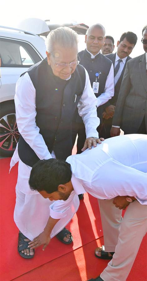 AP CM YS Jagan bids farewell to outgoing Governor Biswabhusan Photos - Sakshi4