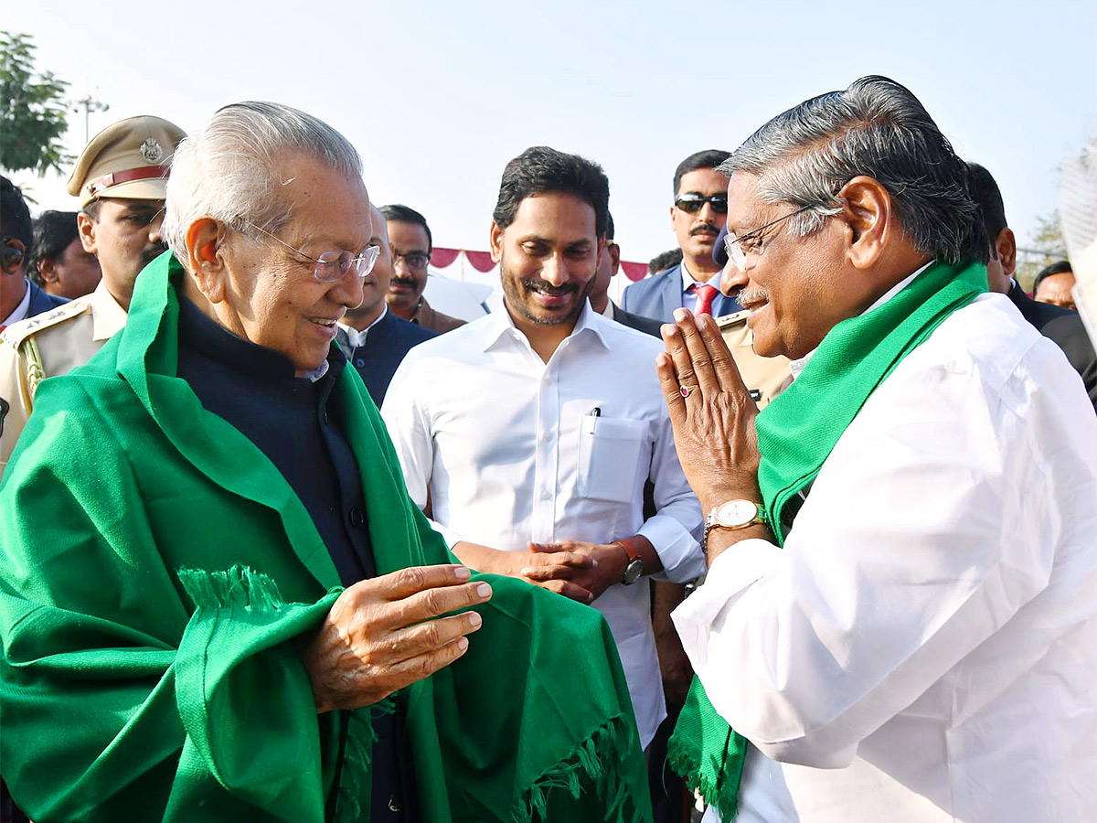 AP CM YS Jagan bids farewell to outgoing Governor Biswabhusan Photos - Sakshi6