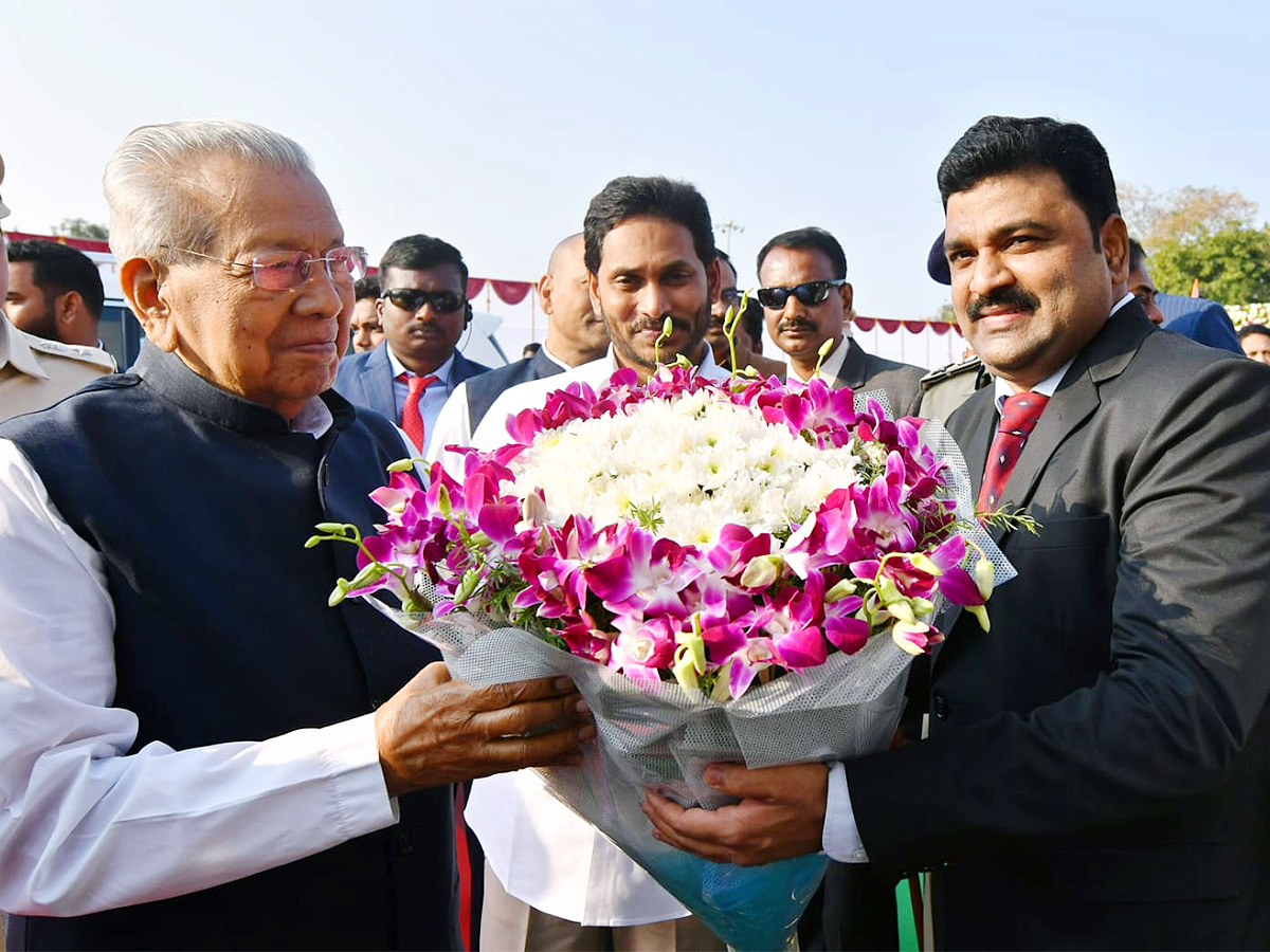 AP CM YS Jagan bids farewell to outgoing Governor Biswabhusan Photos - Sakshi7