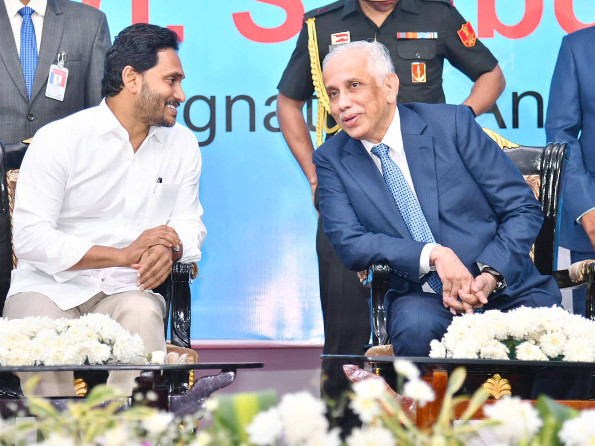  CM YS Jagan Grand Welcomes To The AP Governor Designate Abdul Nazeer Photos - Sakshi6