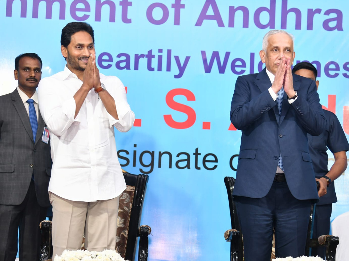  CM YS Jagan Grand Welcomes To The AP Governor Designate Abdul Nazeer Photos - Sakshi7