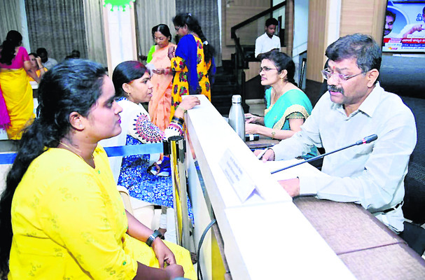 అర్జీలు స్వీకరిస్తున్న అధికారులు1
