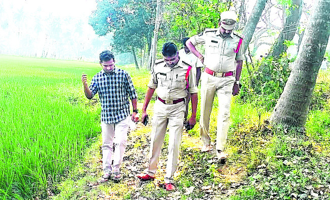 ఘటనా స్థలిని పరిశీలిస్తున్న డీఎస్పీ బాలచంద్రారెడ్డి, సీఐ శివగణేష్‌  1